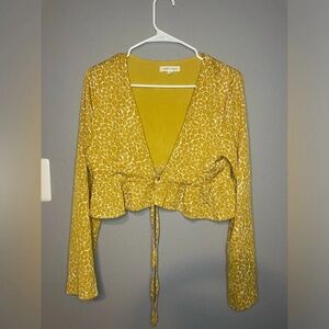 Honey Punch Tie Front Cropped Long Sleeve Top‎ size M- Mustaed/Ivory